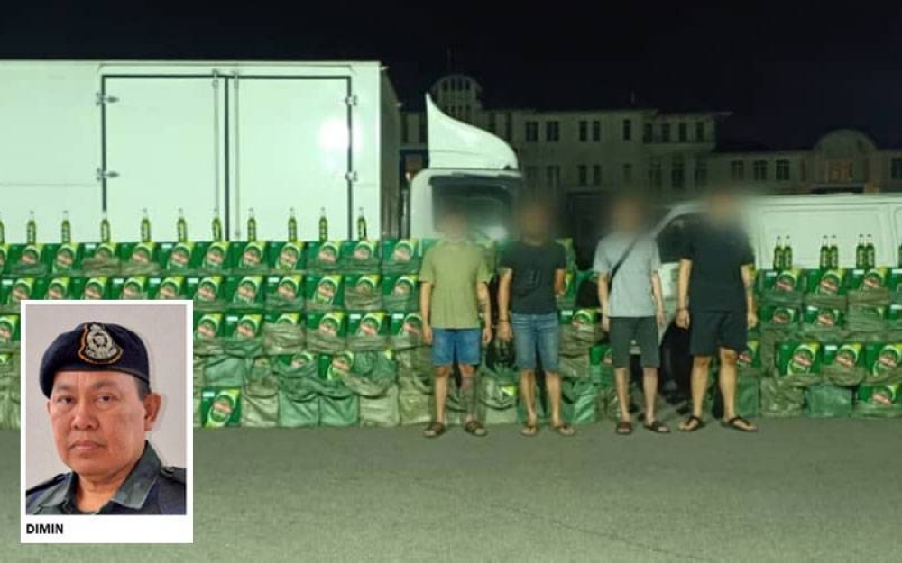 Beberapa suspek ditahan bersama minuman keras seludup yang dirampas.