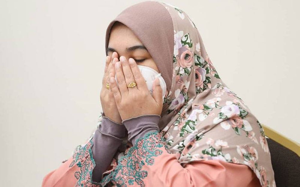 Sittah Annur ketika isytiharkan dirinya bertaubat secara terbuka di Dewan Syarahan dan Muzakarah Islam Shah Alam, Masjid Sultan Salahuddin Abdul Aziz Shah pada Isnin.