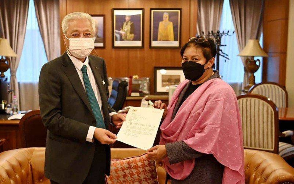 Azalina menerima surat lantikan Penasihat Khas Perdana Menteri bagi hal ehwal undang-undang dan hak asasi manusia.