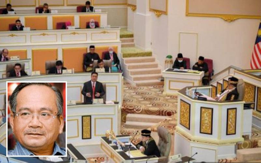 DUN Melaka mungkin terpaksa dibubarkan jika kemelut kerajaan negeri berterusan. Gambar kecil: Profesor Dr Ahmad Atory