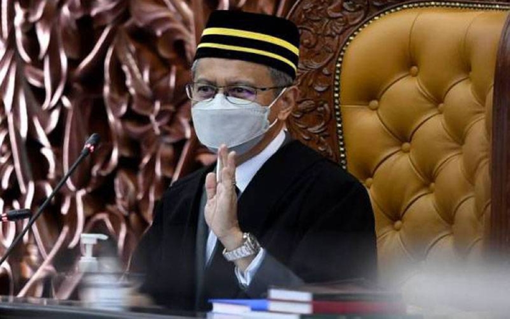 Azhar menolak usul Ketua Pembangkang, Datuk Seri Anwar Ibrahim bagi membahaskan mengenai pendedahan Kertas Pandora di Dewan Rakyat. - Foto Bernama