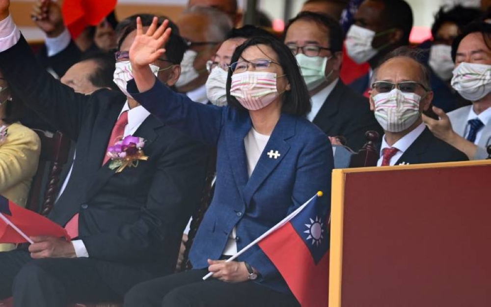 Presiden Tsai Ing-wen melambai tangan ketika hadir pada sambutan Hari Kebangsaan Taiwan di Istana Presiden. - AFP