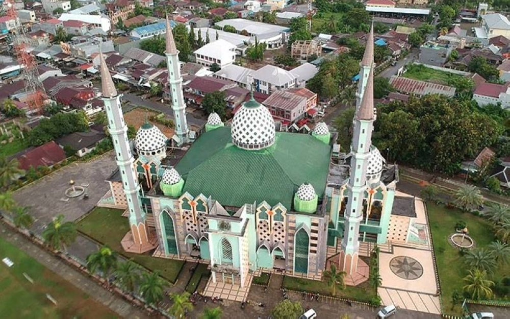 Indonesia memiliki banyak masjid yang besar dan cantik kerana ia mempunyai paling ramai penduduk beragama Islam di dunia. - Foto AFP