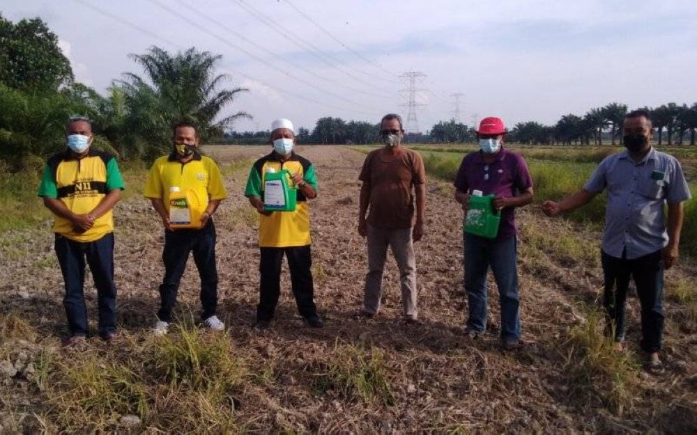 Muslan (kanan) dan Azhar (dua dari kanan) mengakui kenaikan harga racun membebankan pesawah.