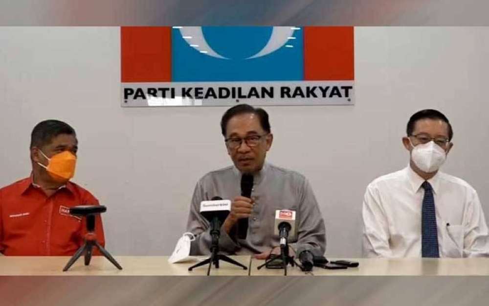 Anwar bersama Mohamad (kiri) dan Guan Eng pada sidang media hari ini.