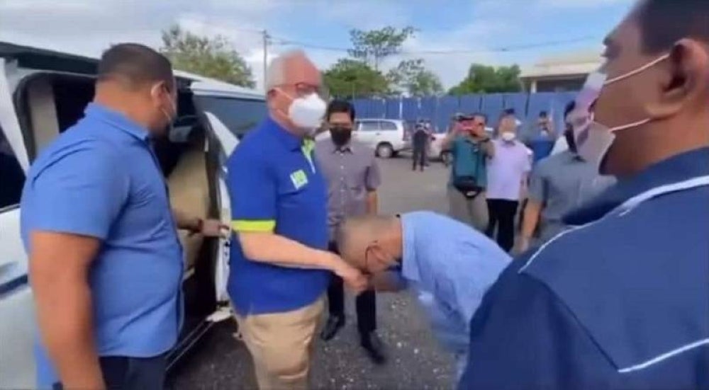 Petikan video Mohammad Zahid mencium tangan Mohd Najib yang tular di media sosial ketika bekas Perdana Menteri itu menyertai sebuah program di Kampung Sungai Udang, Melaka, baru-baru ini. 
