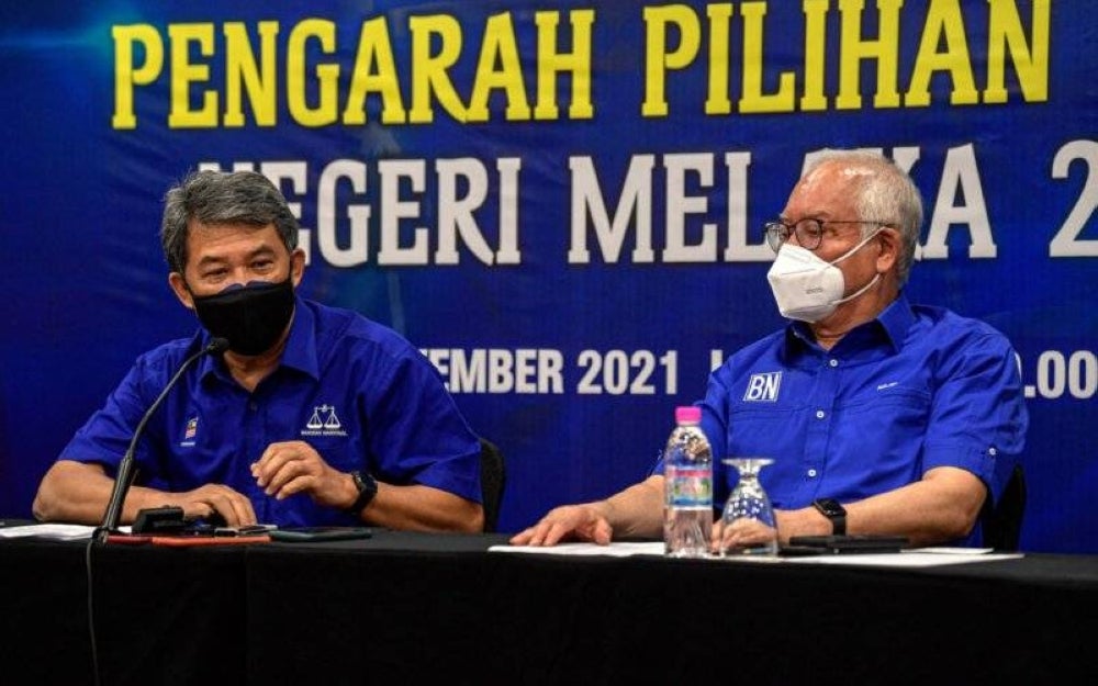 Timbalan Presiden UMNO yang juga Pengarah Pilihan Raya Negeri Barisan Nasional (BN), Datuk Seri Mohamad Hasan (kiri) bersama Pengerusi Lembaga Penasihat BN, Datuk Seri Najib Tun Razak pada sidang media pengunguman calon bagi Pilihan Raya Negeri (PRN) Melaka di Pusat Dagangan Dunia (WTC), Kuala Lumpur hari ini.- Foto Bernama