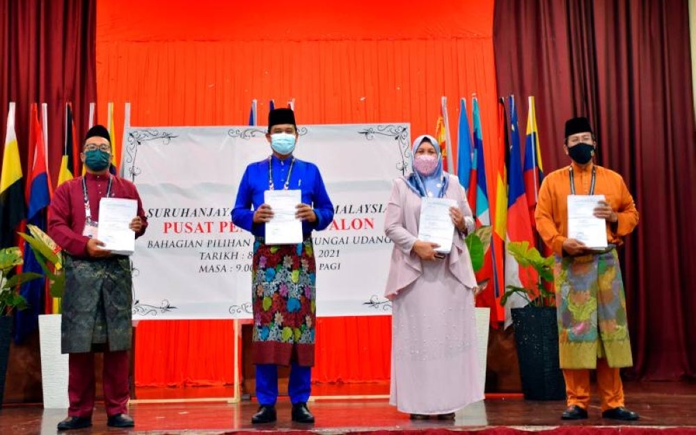 Empat calon DUN Sungai Udang (dari kiri) Dr Mohd Aleef Yusof (PN), Datuk Seri Mohamad Ali Mohamad (BN), Hasmorni Tamby (PH) dan Mejar Jeneral (B) Datuk Mohd Zahar Hasim (Bebas) pada sesi penamaan calon di Pusat Penamaan Calon Dewan Keris Laksamana Kompleks Penjara Sungai Udang.