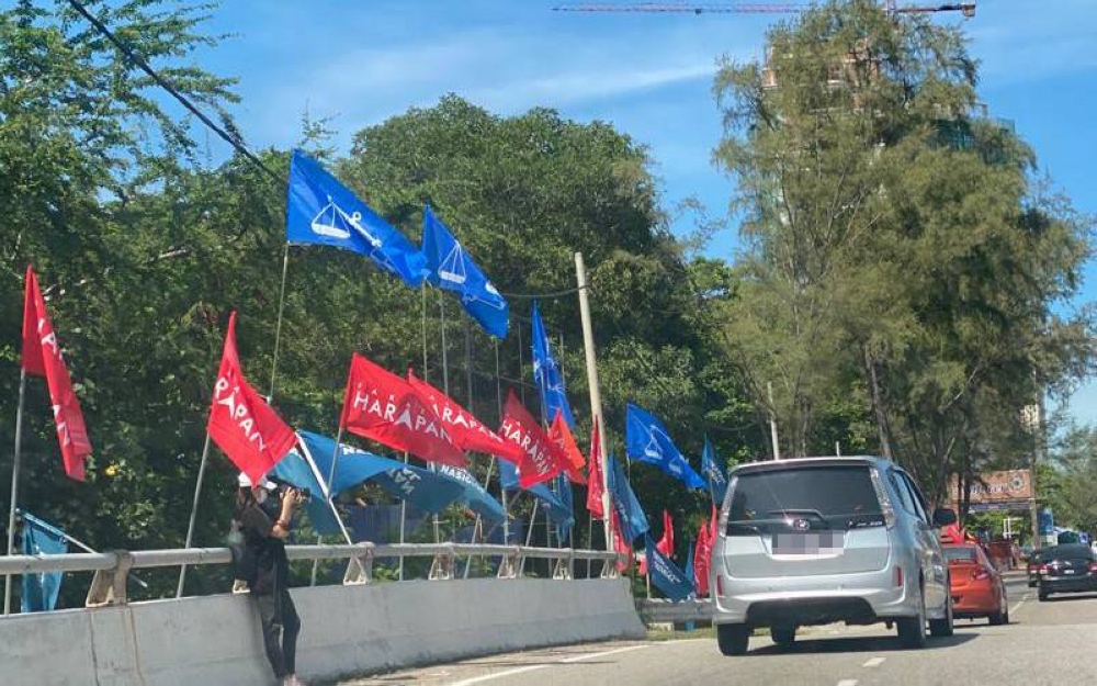 Bendera BN dan PH kelihatan meriah di sekitar DUN Klebang, Pantai Kundor dan Tanjung Kling ketika tinjauan pada Selasa.