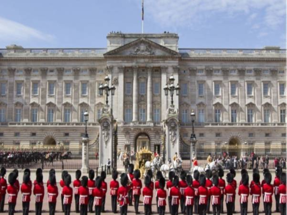 Istana Buckhingham menjadi tempat kediaman pemerintah England sejak tahun 1800-an lagi.- Foto AFP
