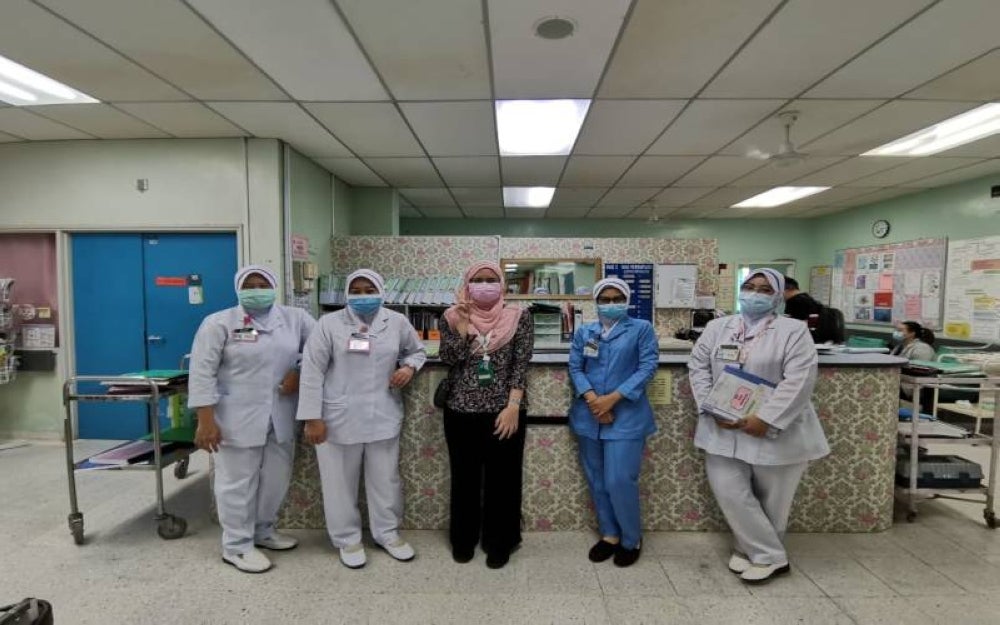 Impian Nur Farah (tengah) untuk menjadi seorang doktor sejak kecil terpaksa dikuburkan setelah dia disahkan menghidap Penyakit Jarang Jumpa iaitu miastenia gravis.