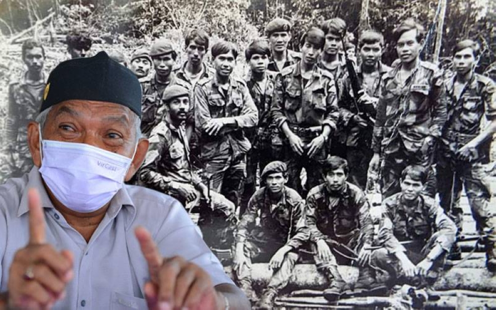 Zulhisham mengimbau kembali dua rakannya yang terkorban dalam pertempuran dengan komunis. Gambar belakang: Zulhisham (berdiri tiga kanan) bersama rakan sepasukan selepas pertempuran dengan komunis.