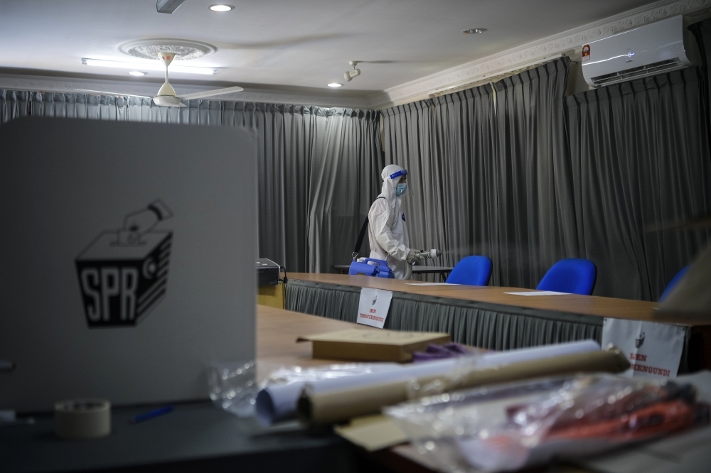 Berdasarkan keputusan tidak rasmi melibatkan undi awal, BN dan PN di lihat mendominasi beberapa DUN. Foto Bernama