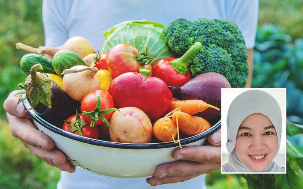 Peningkatan harga barangan keperluan asas rakyat Malaysia berisiko menjejaskan tumbesaran kanak-­kanak terutamanya dalam kalangan keluarga berpendapatan rendah. - Gambar kecil: Nur Hafizah