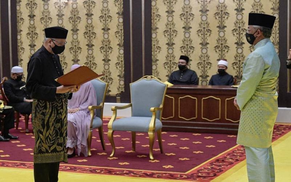 Yang di-Pertuan Agong, Al-Sultan Abdullah Ri'ayatuddin Al-Mustafa Billah Shah (kanan) berkenan menyaksikan Datuk Seri Ismail Sabri Yaakob mengangkat sumpah sebagai Perdana Menteri Kesembilan pada Istiadat Pengurniaan Surat Cara Pelantikan dan Mengangkat Sumpah Jawatan dan Setia serta Sumpah Simpan Rahsia sebagai Perdana Menteri di Istana Negara 21 Ogos lalu. - Foto fail Bernama