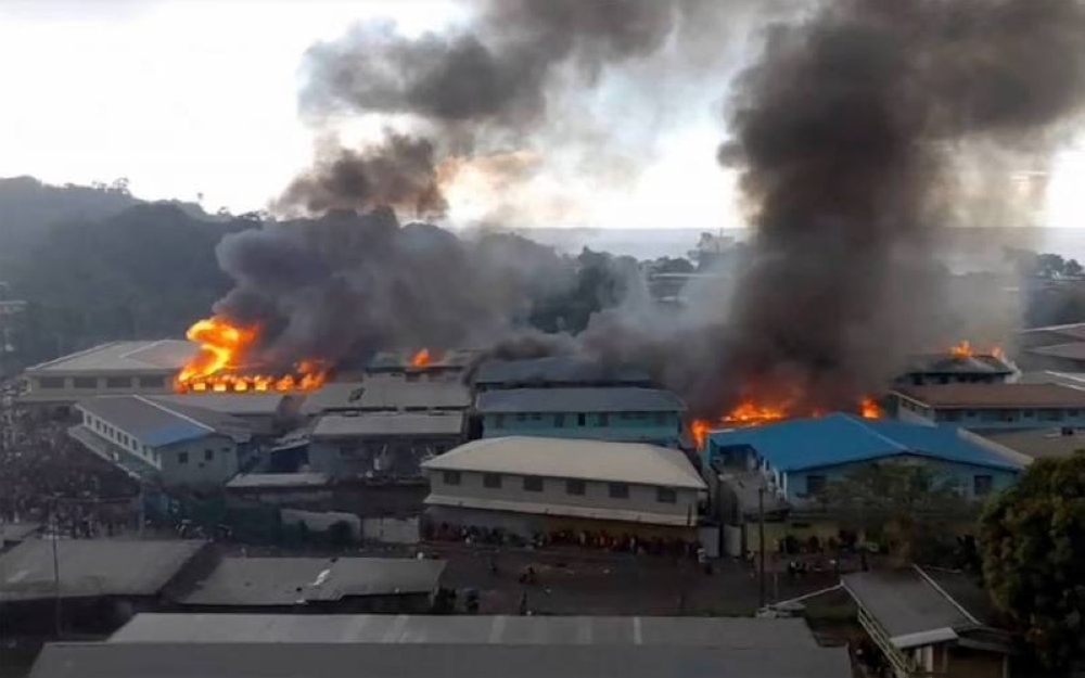 Banyak premis perniagaan dibakar di bandar Chinatown di Honaira, Kepulauan Solomon baru-baru ini. - AFP