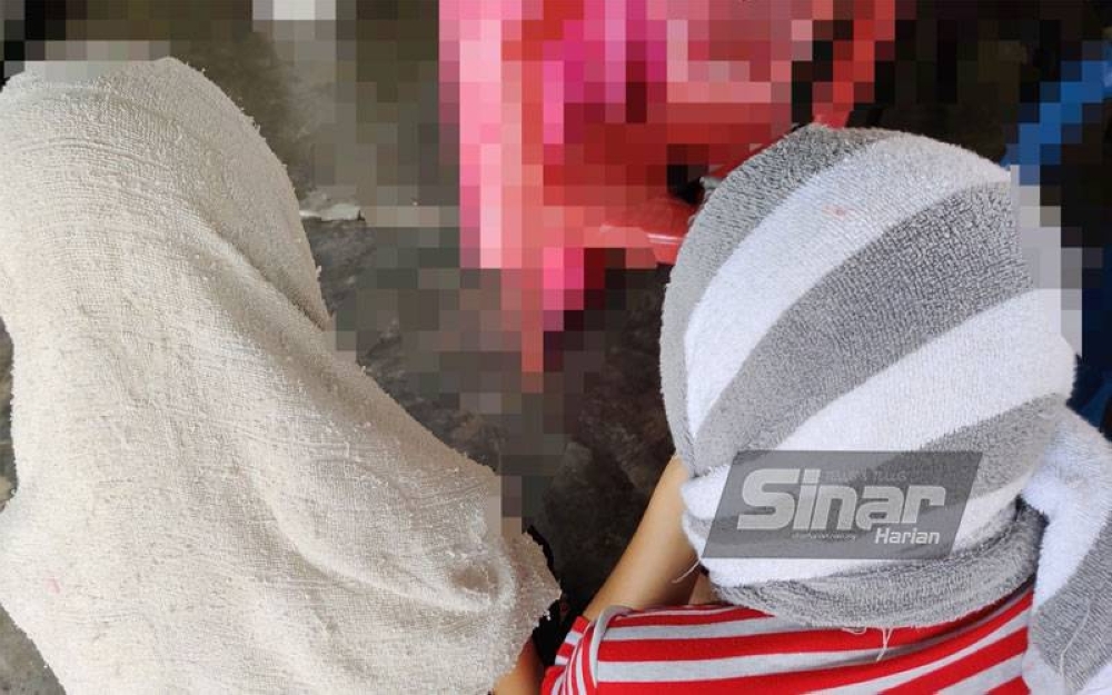 Rahmah (kanan) dan Aisyah (kiri) ketika ditemui di rumah mereka di Sabak Bernam pada Isnin.