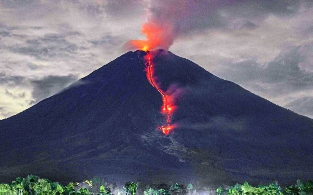 Letusan Gunung Semeru di Jawa Timur mempunyai sejarah yang panjang di Indonesia. - Foto AFP