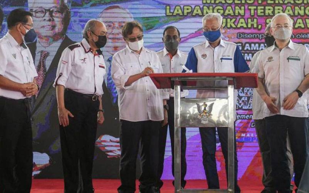 Hubungan erat Sarawak-Malaysia yang terjalin sejak sekian lama tidak sewajarnya dijadikan taruhan pihak tertentu semata-mata untuk meraih undi rakyat Sarawak pada PRN negeri itu.