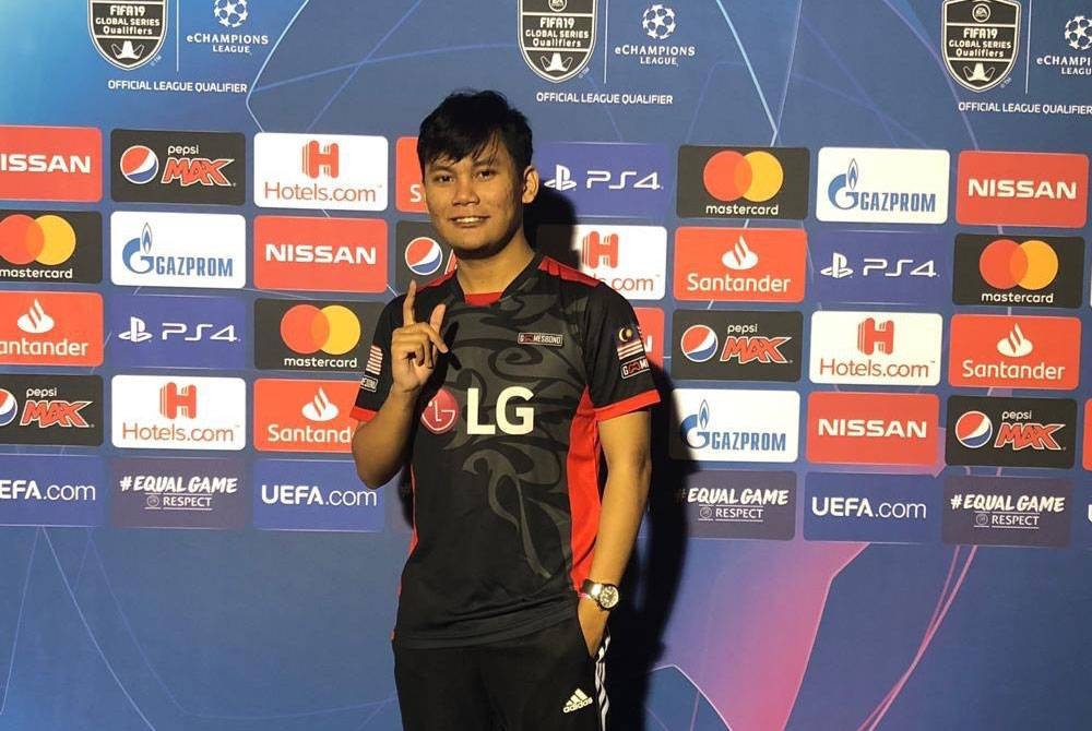 Muhamad Luqman ketika di Manchester untuk mewakili Malaysia dalam kejohanan FIFA.