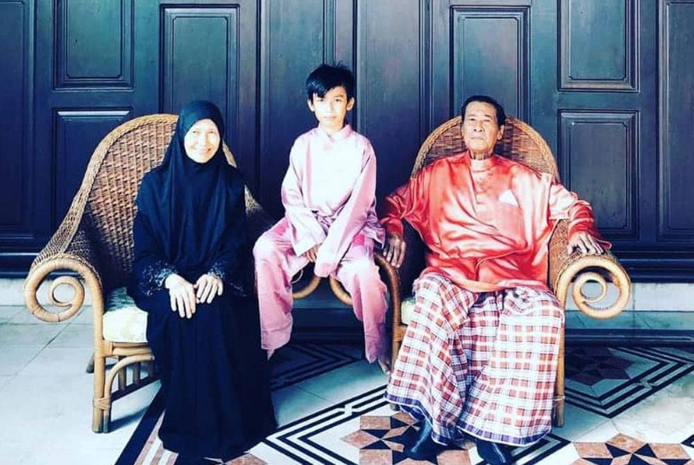 Khalid berkongsi satu foto beliau bersama keluarganya dengan Sinar Premium.