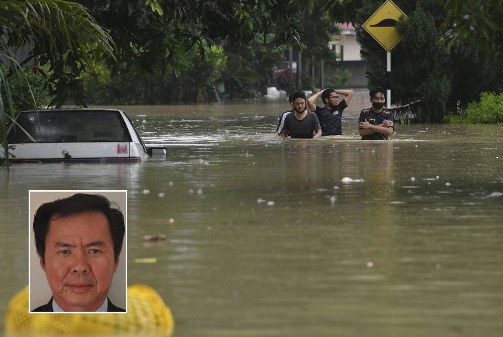 Penduduk meredah banjir akibat hujan secara berterusan di Kampung Dengkil. - Foto Bernama (Gambar kecil: Fredolin)
