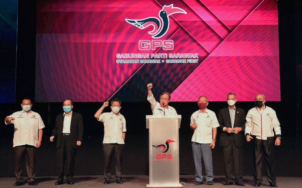 Abang Johari (tengah) yang juga Pengerusi GPS berucap ketika bersama pimpinan tertinggi parti meraikan kemenangan selepas GPS memenangi PRN Sarawak ke-12. - Foto Bernama