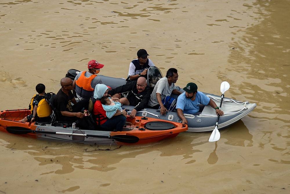 Orang awam kelihatan giat membantu antara satu sama lain selepas terkandas akibat banjir kilat dengan menaiki bot di sekitar Sri Muda ketika tinjauan fotoBernama hari ini.