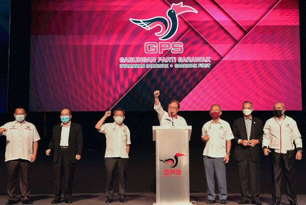 Abang Johari (tengah) yang juga Pengerusi GPS berucap ketika bersama pimpinan tertinggi parti meraikan kemenangan selepas GPS memenangi PRN Sarawak ke-12 dengan jumlah kerusi melebihi majoriti mudah di Borneo Convention Centre Kuching (BCCK) di sini, malam ini. - Foto Bernama