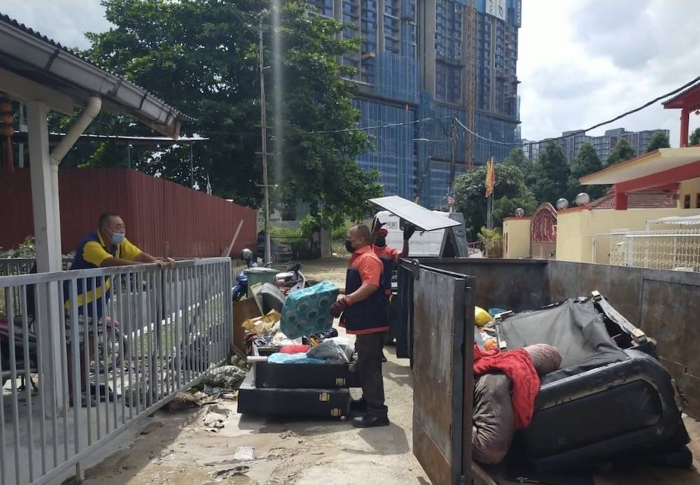 Sisa fabrik akibat banjir seperti sofa perlu dibasuh, dikeringkan dan dikumpulkan untuk dihantar ke tong sisa fabrik.