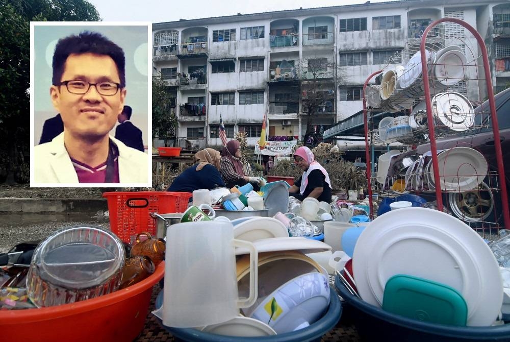 Julia Ayob, 53, (tengah) yang tinggal di Seremban, Negeri Sembilan membantu adiknya, Suhaida Ayob, 46, (kanan) untuk mengemas rumah selepas adiknya itu menjadi mangsa banjir ketika tinjauan di Flat Kos Rendah Taman Sri Muda Seksyen 25 Shah Alam pada Jumaat. (Gambar kecil: Oliver Ling Hoon Leh)