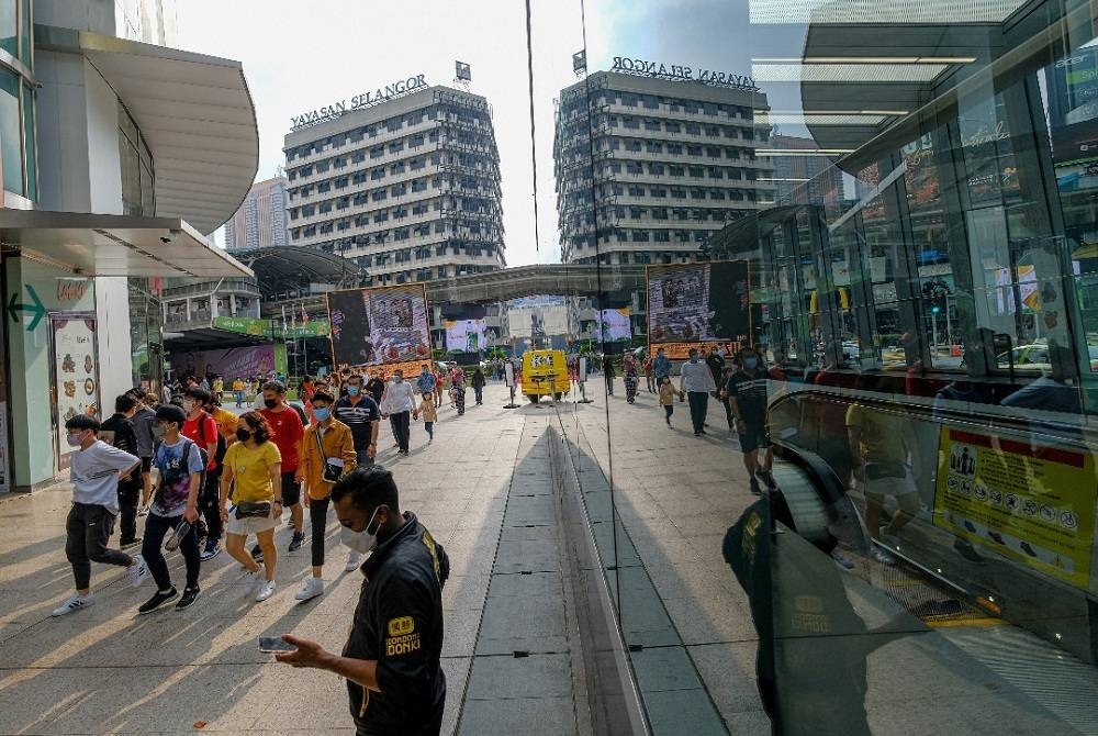 Orang ramai perlu terus mematuhi SOP pencegahan Covid-19 walaupun semua negeri telah memasuki Fasa 4 PPN. - Foto Bernama