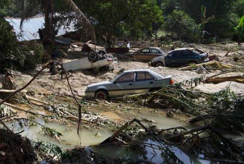 Keadaan kawasan perkampungan Sungai Lui selepas dilanda banjir. - Foto Bernama