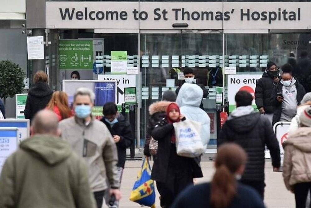 Hospital-hospital di Britain kini mengalami kekurangan kakitangan disebabkan oleh Covid-19. - Foto AFP