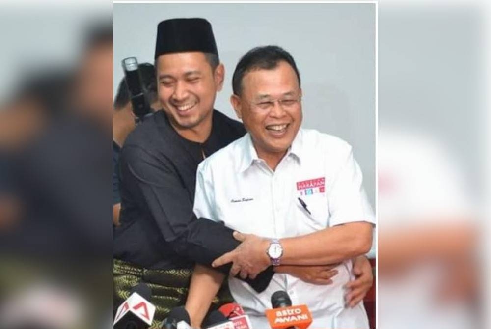 Sahruddin bersama Osman (kanan) di mana kedua-duanya merupakan bekas Menteri Besar Johor.
