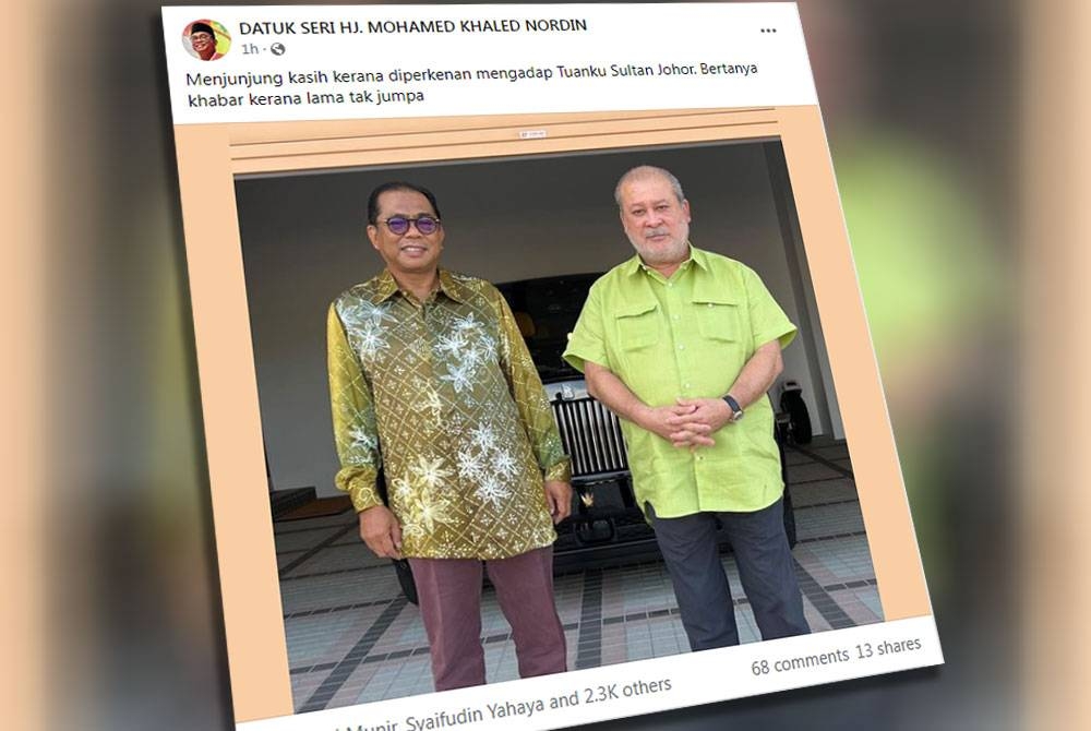 Mohamed Khaled (kiri) berkongsi melalui Facebook gambar pertemuan beliau menghadap Sultan Ibrahim di Iskandar Pasir Pelangi, Johor Bahru pada Jumaat.