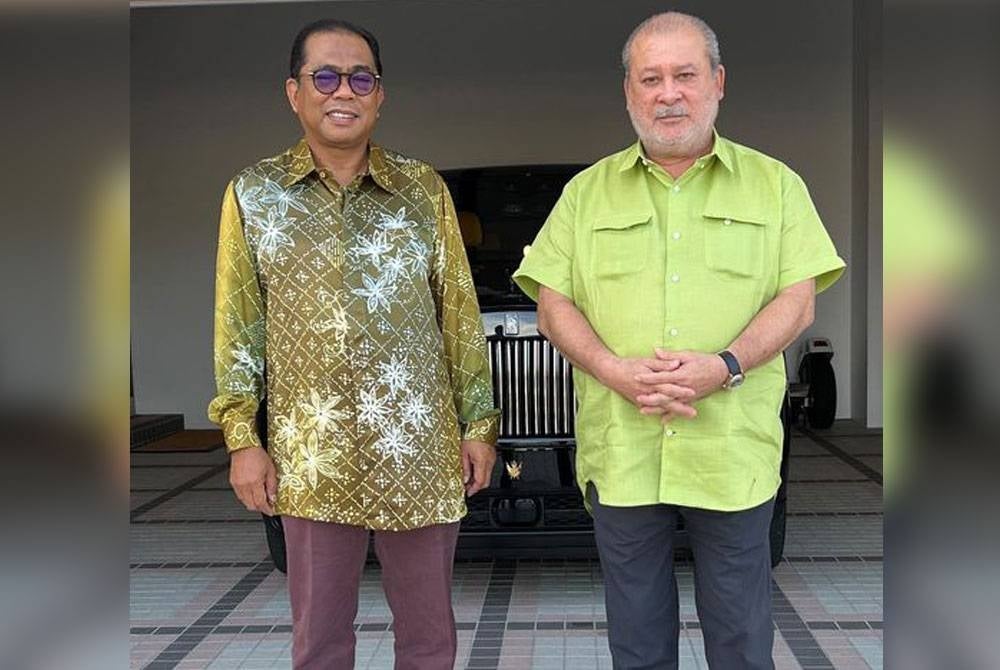 Mohamed Khaled (kiri) berkongsi melalui Facebook gambar pertemuan beliau menghadap Sultan Ibrahim di Iskandar Pasir Pelangi, Johor Bahru pada Jumaat. - Foto FB Datuk Seri Hj. Mohamed Khaled Nordin
