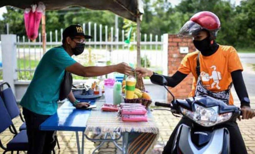 Semakin ramai terpaksa berniaga secara kecil-kecilan demi kelangsungan hidup sekali gus memberi persaingan kepada peniaga sedia ada. Gambar hiasan