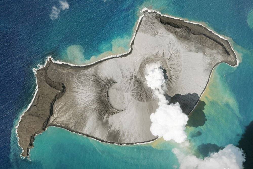 Imej daripada Planet SkySat menunjukkan asap tebal dimuntahkan Hunga Tonga-Hunga Ha'apai beberapa hari sebelum ia meletus.