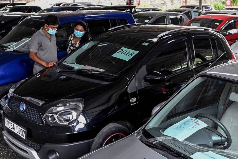 Harga kereta terpakai kompak terlalu mahal ekoran krisis ekonomi disebabkan pandemik Covid-19 di Sri Lanka. - Foto AFP
