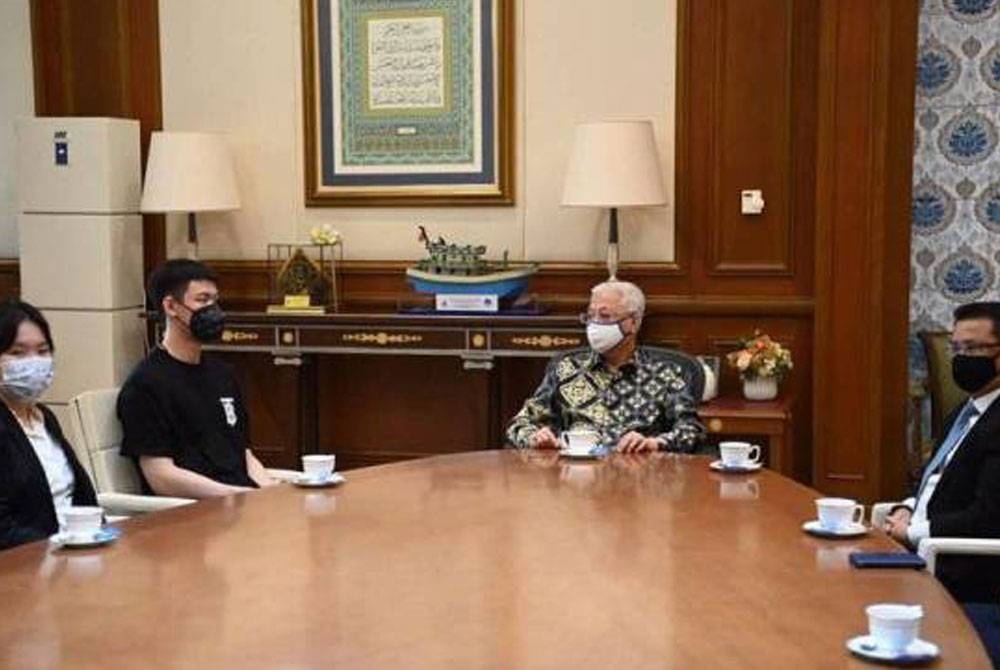 Pertemuan Perdana Menteri, Datuk Seri Ismail Sabri Yaakob bersama kepimpinan tertinggi BAM, Lee Zii Jia dan Goh Jin Wei. - Foto Facebook Ismail Sabri