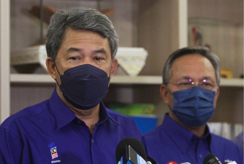 Mohamad (kiri) bercakap ketika sidang media selepas hadir pada Majlis Pertemuan Pengerusi BN bersama MCA dan MIC di Bangunan UMNO Johor Bahru, pada Sabtu. Turut sama Pengerusi UMNO Johor, Datuk Hasni Mohamad. - Foto Bernama