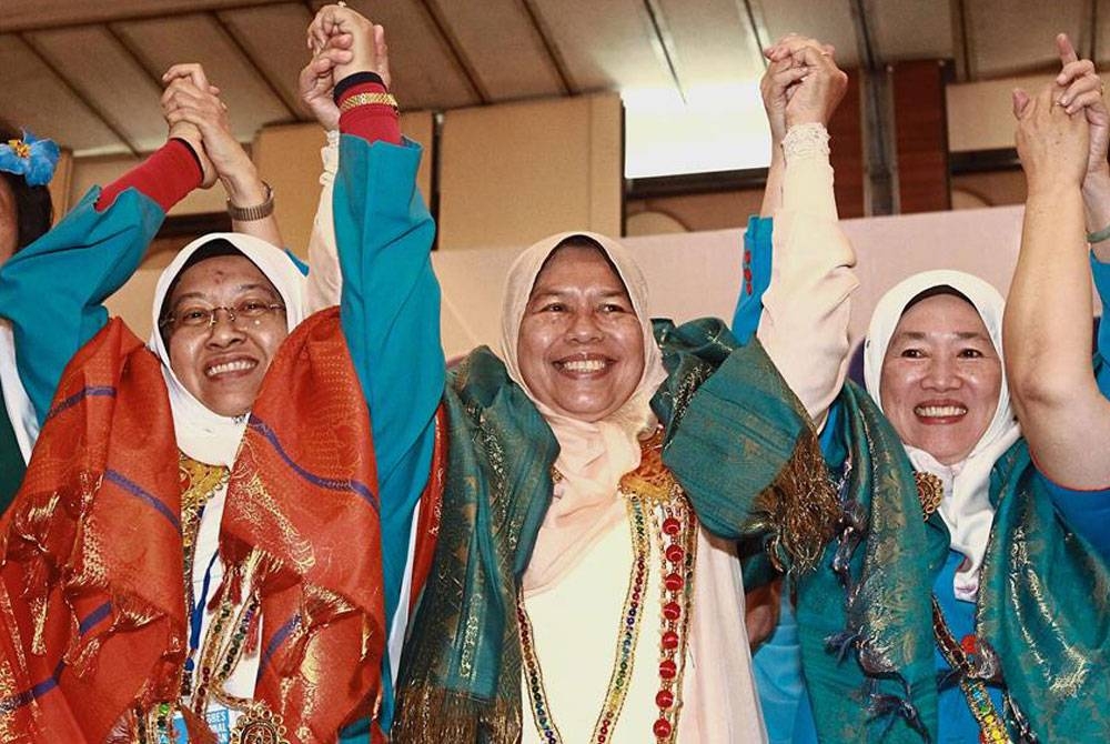 Hubungan terjalin di antara Zuraida (kanan) dan sebilangan besar pemimpin PBM termasuk Hanizah sewaktu mereka bersama-sama dalam PKR dahulu tidak wajar dijadikan alasan untuk Bersatu memecat Ahli Parlimen Ampang.