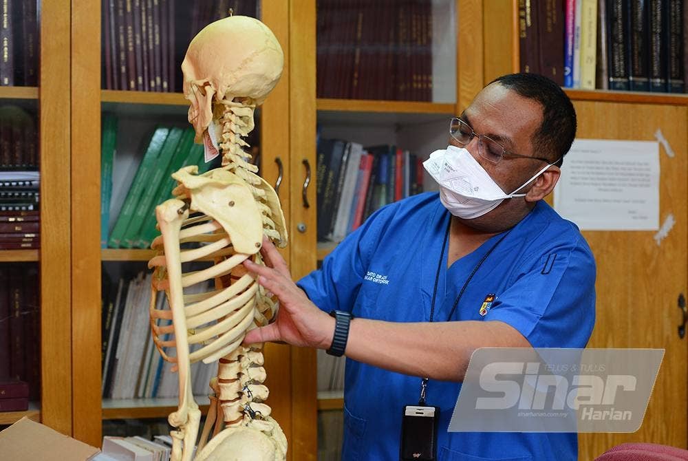 Dr Azmi menerangkan skoliosis bukan hanya boleh membengkok ke tepi tetapi ia juga boleh berpusing. - Foto Sinar Harian MOHD HALIM ABDUL WAHID