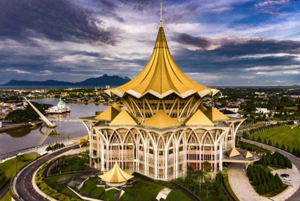 DUN Sarawak meluluskan Rang Undang-Undang (RUU) Perlembagaan Negeri Sarawak (Pindaan) 2022 bagi menggantikan terma jawatan Ketua Menteri kepada Premier. - Foto Bernama