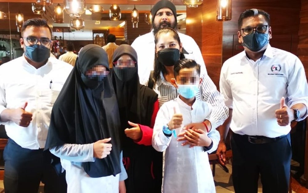 Bagi kes melibatkan Loh Siew Hong, Mahkamah Tinggi mengekalkan hak penjagaan penuh kanak-kanak tersebut kepada ibunya.