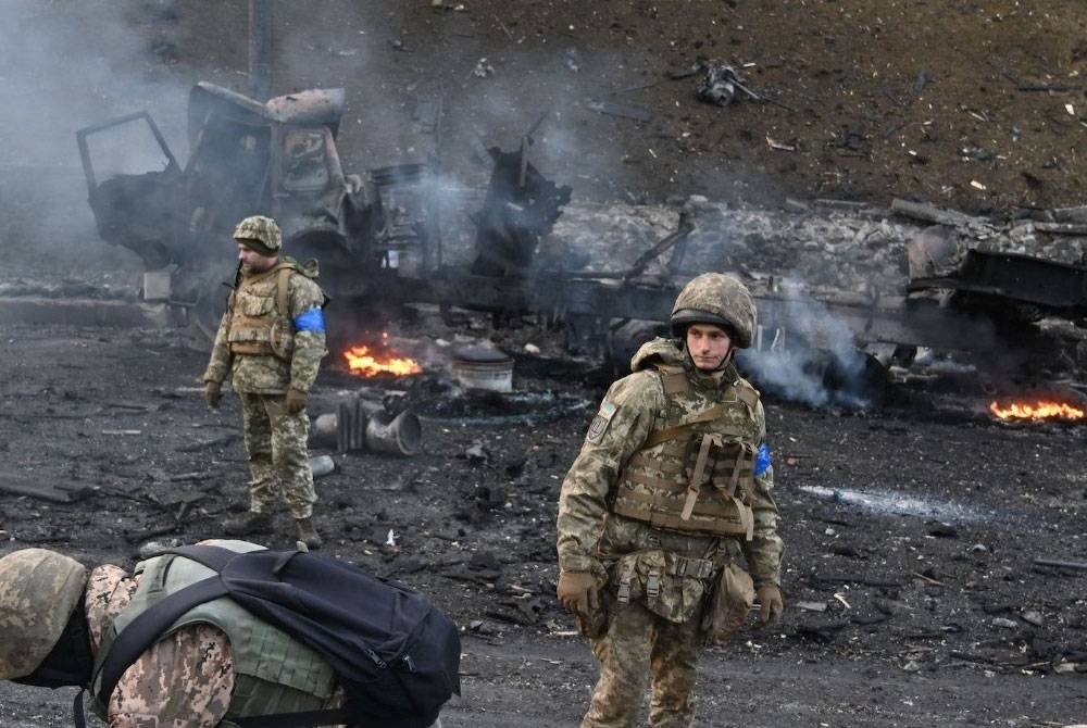 Tentera Ukraine masih tidak mahu menyerah diri selepas tentera Rusia menceroboh negara itu. - Foto AFP