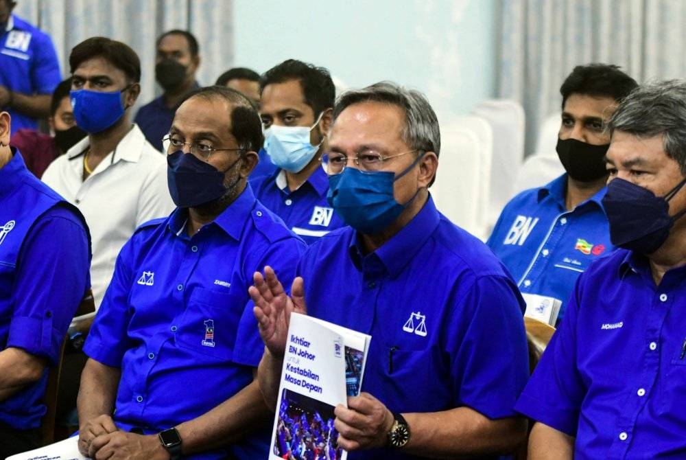 Hasni Mohamad (tengah) bersama pimpinan UMNO. -Foto Bernama