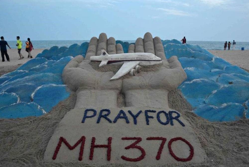 Monumen yang dihasilkan seorang seniman India, Sudersan Pattnaik mengajak orang ramai di Pantai Puri, India berdoa untuk keselamatan warga penerbangan MH370.