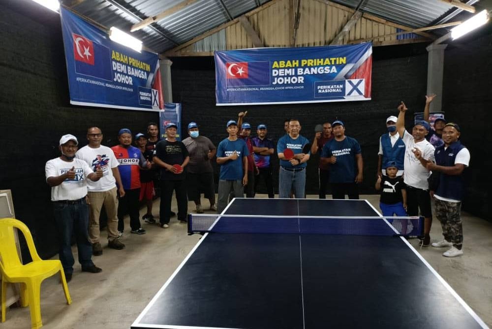 Calon PN, Datuk Ariss Samsudin (tengah) bergambar bersama penyokongnya di DUN Semerah